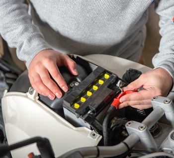 7 Best Motorcycle Batteries - (Reviews & Guide 2022)